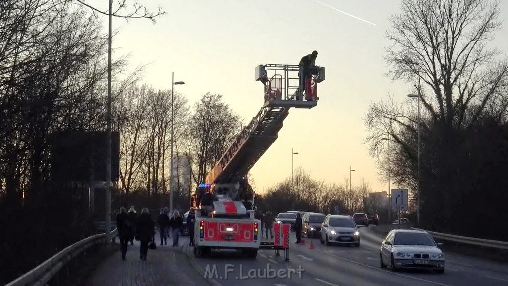 VU Pol Fussgaenger Bonn Einfahrt Bonner Polizeipraesidium TK P01.jpg